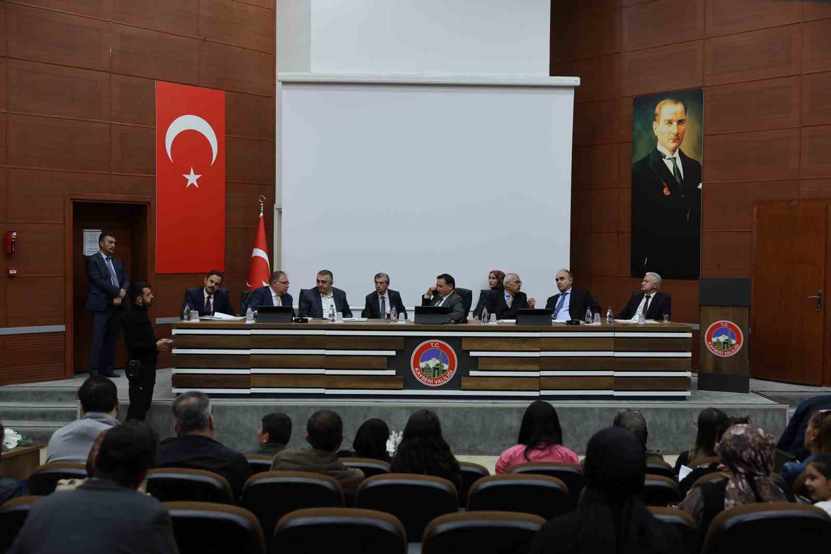 Kayseri Valisi Çiçek, vatandaş buluşmasında sorunları dinledi, çözüm talimatı verdi