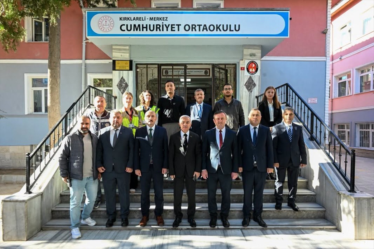 Kırklareli Valisi Turan, Cumhuriyet İlkokulunu ziyaret ederek öğretmenleri dinledi