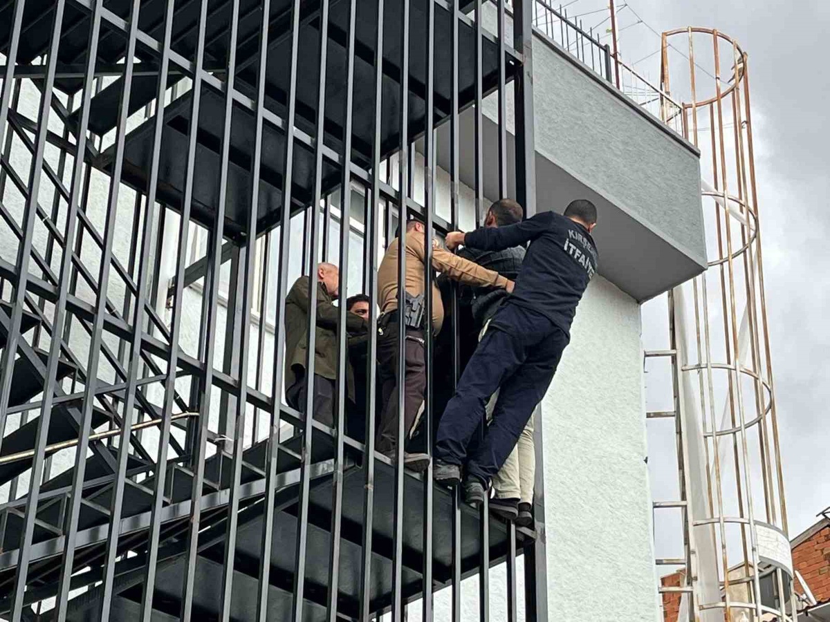 Kırşehir\'deki Ahi Çarşısı\'nda özel birey, intihar girişiminde bulunurken kurtarıldı