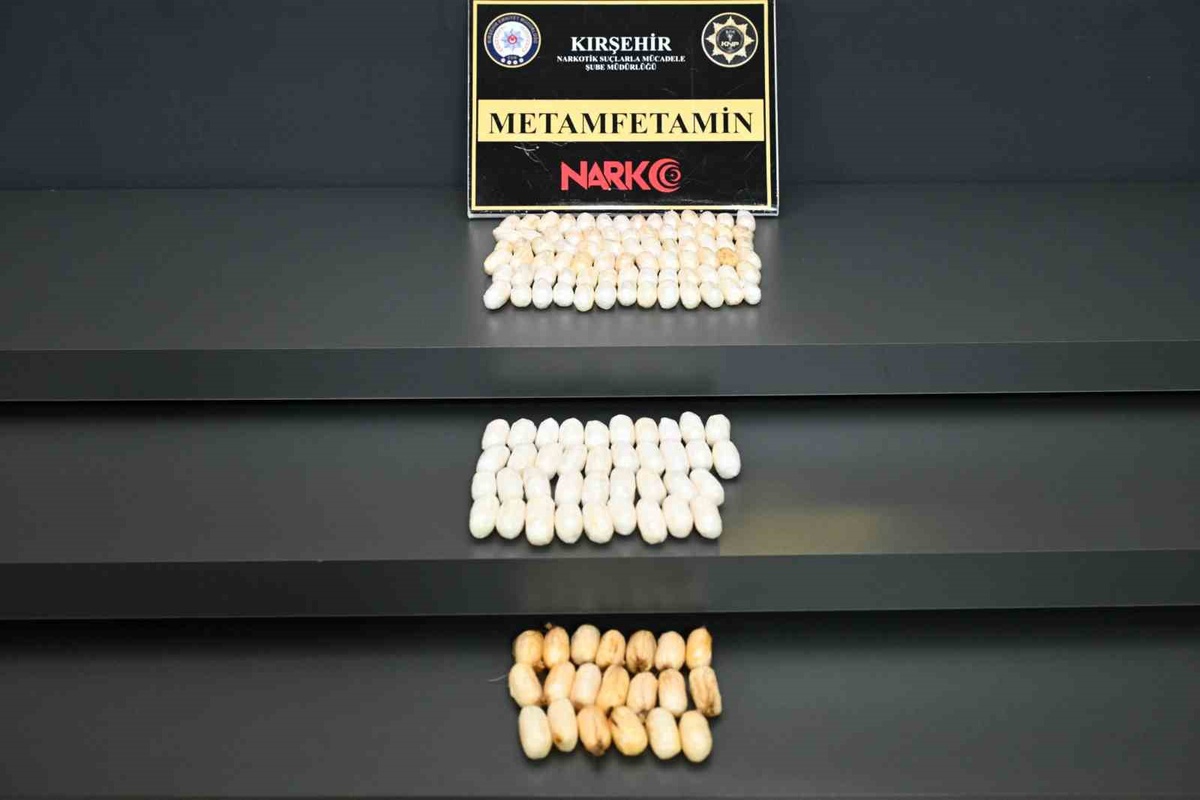 Kırşehir\'de vücutlarında 1 kilo 157 gram uyuşturucu bulunan 3 şüpheli tutuklandı