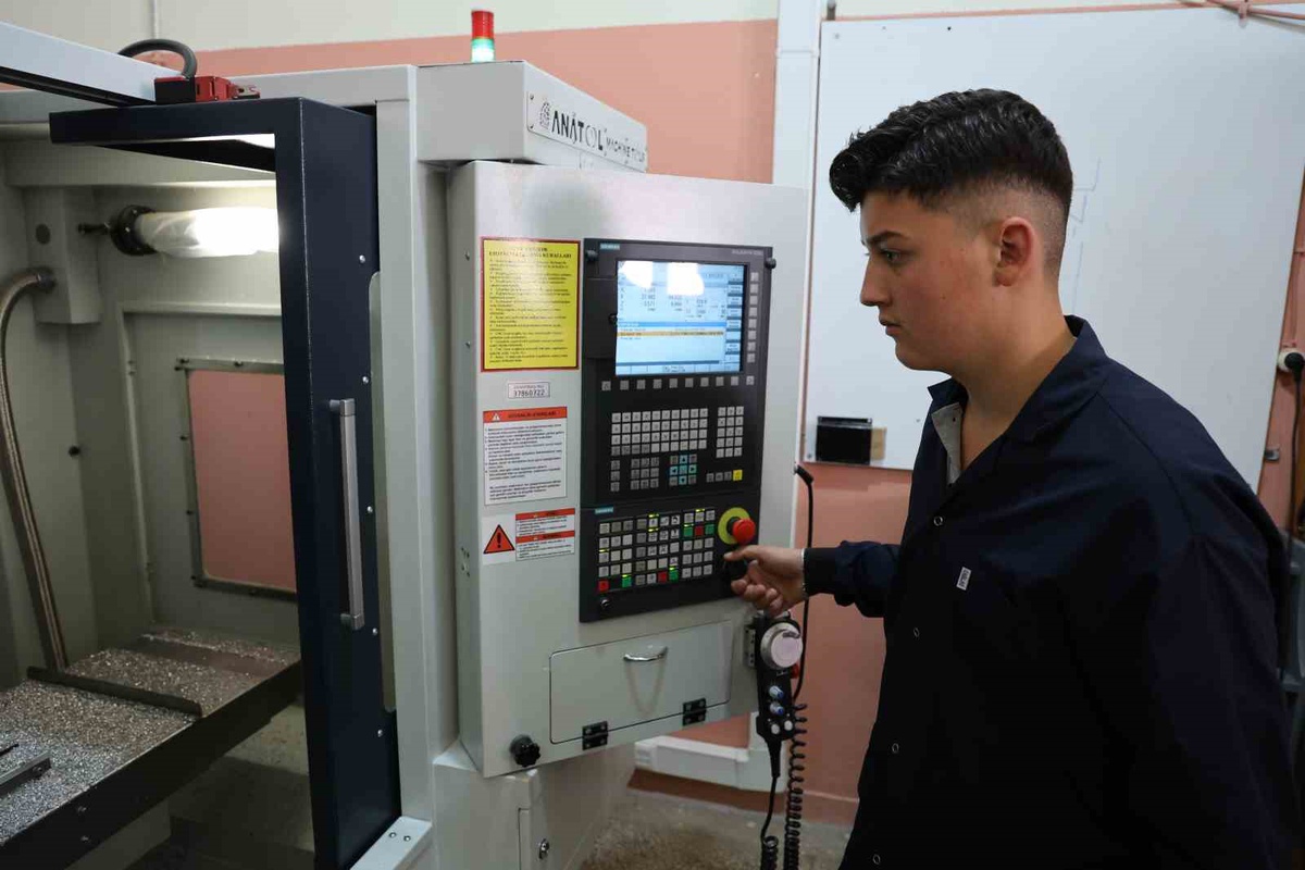 Kırşehir\'de meslek lisesi öğrencileri tamamen metalden robot kol üretimine başladı