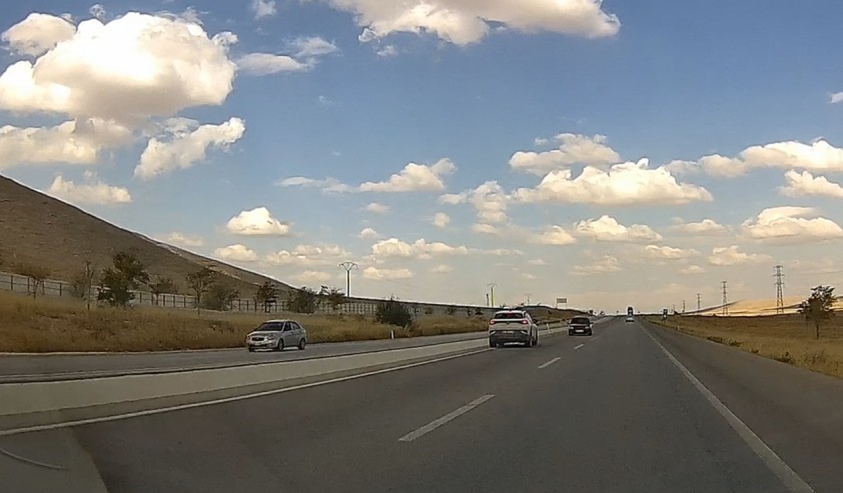 Konya-Aksaray yolu 60. kilometresinde ters yöndeki otomobil, SUV\'la kafa kafaya geldi