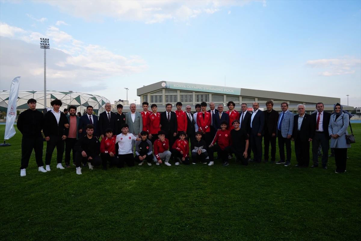 Konya\'da Amatör Spor Haftası Atatürk Anıtı\'na çelenk bırakılması ve kortejle başladı
