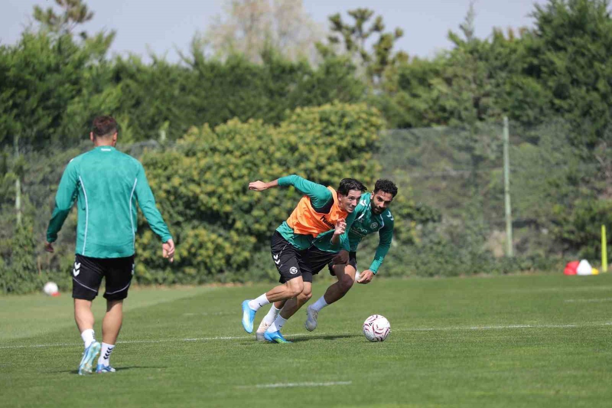 Konyaspor, Başakşehir mesaisini sürdürdü; Enis Destan takımdan ayrı çalıştı
