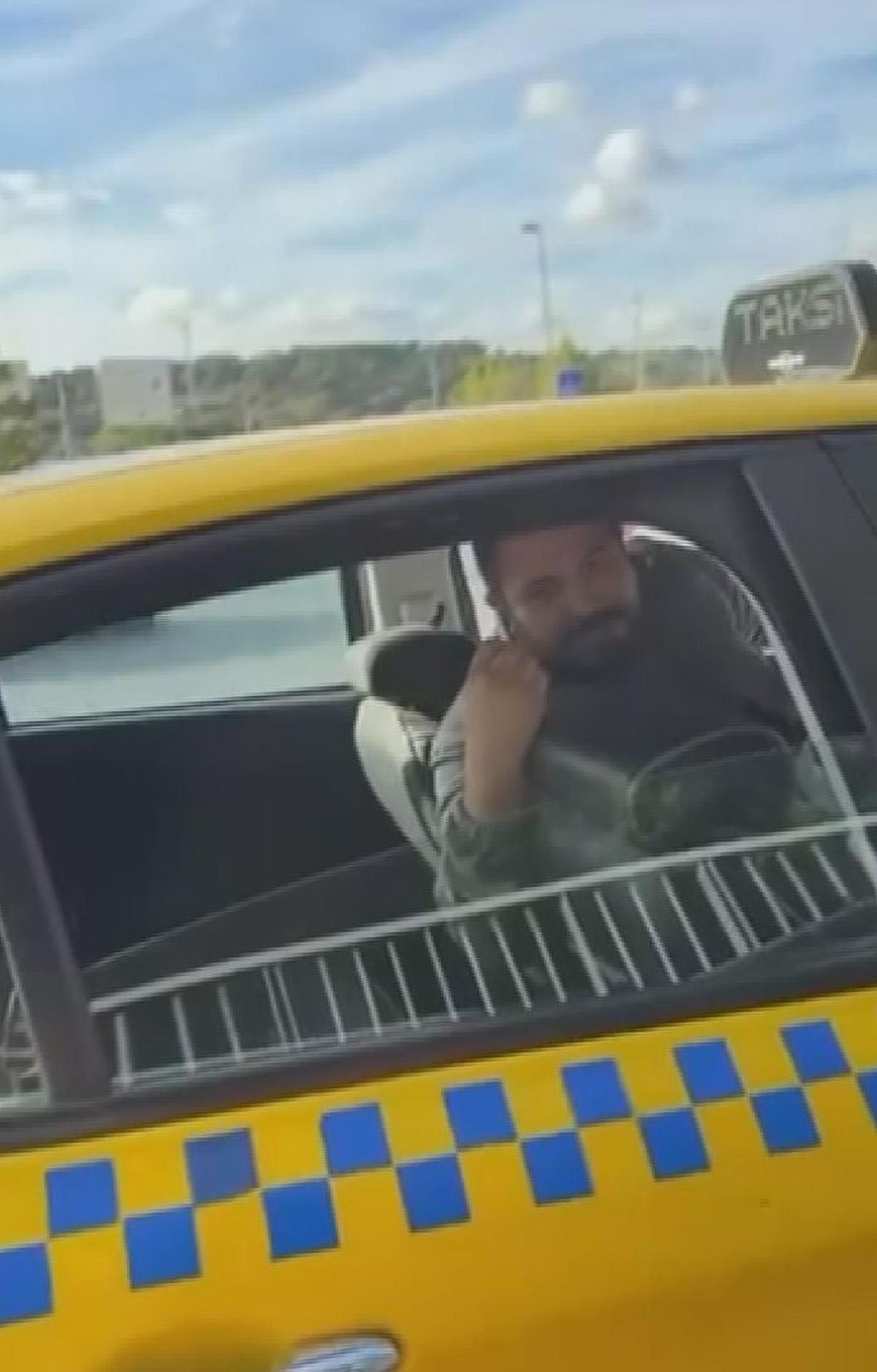 Halkalı\'da bebek arabalı 2 kadın taksiden indirildi! Şoför: Nakliyeci değilim