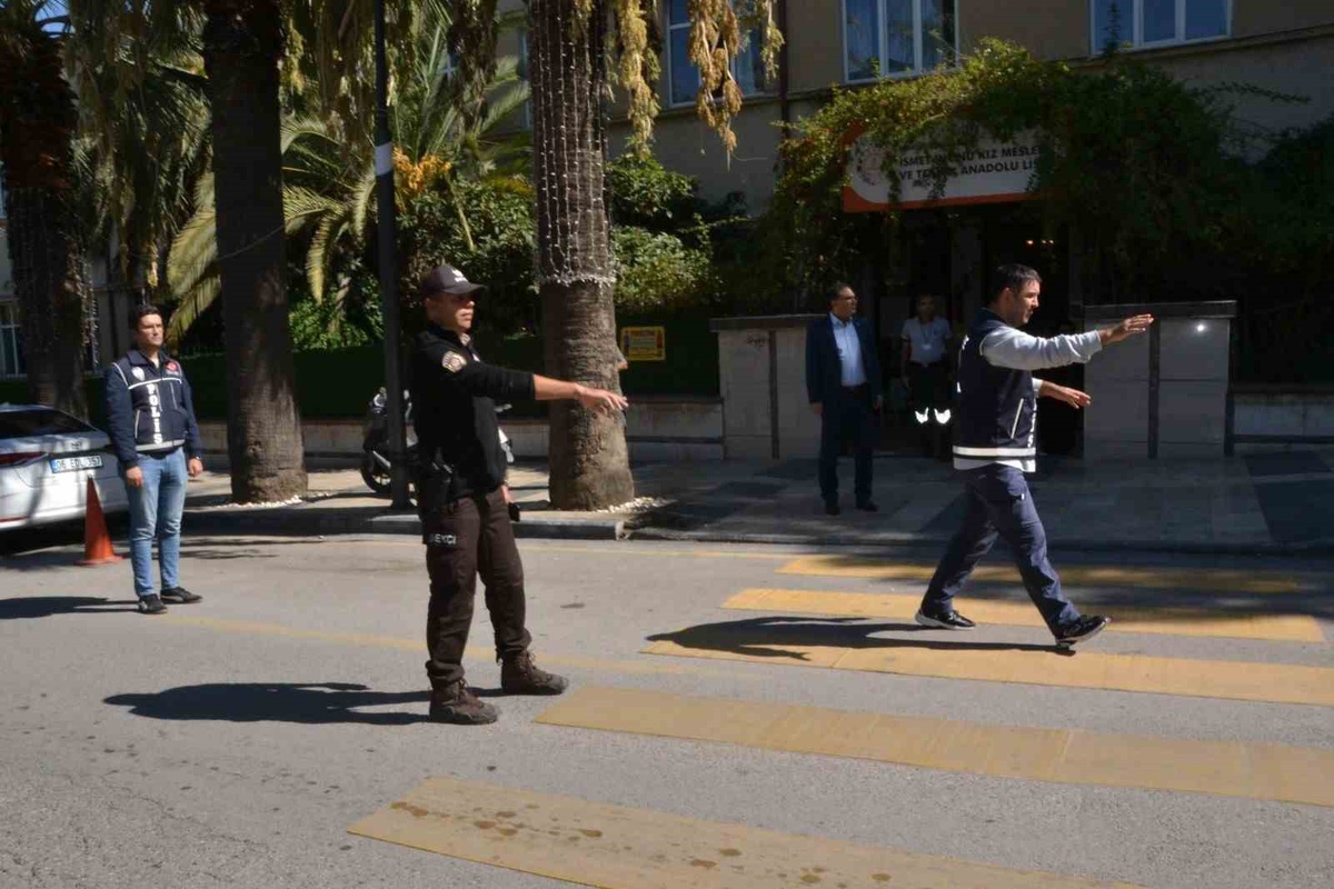 Manisa\'da polis okul çevresini dronla denetledi, şüphelileri GBT\'den sorguladı