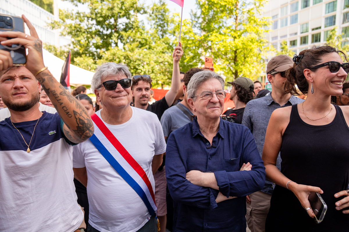 Melenchon, Fransa\'daki lise protestolarında polis tutumuna \'kontrolden çıktı\' dedi