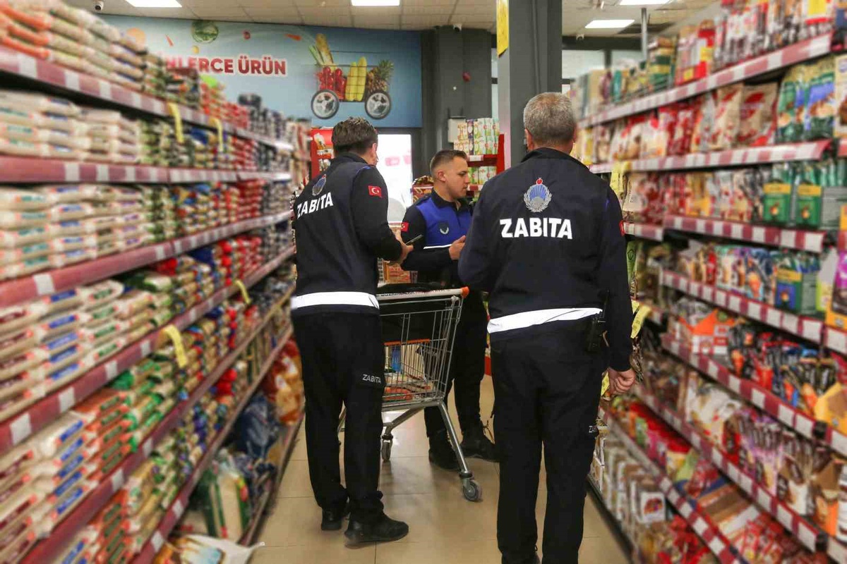 Meram Belediyesi marketlerde etiket ve son kullanma tarihi denetimini sürdürüyor