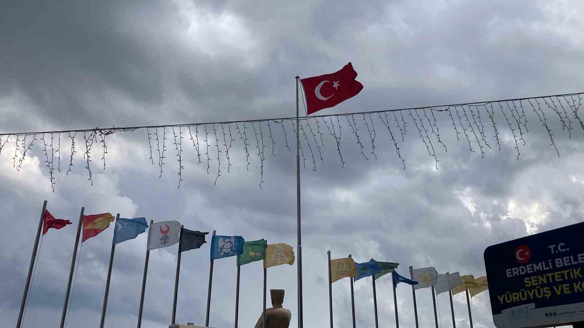 Mersin Erdemli\'de denizde çıkan hortum 5 dakika sürdü, ardından sağanak geldi