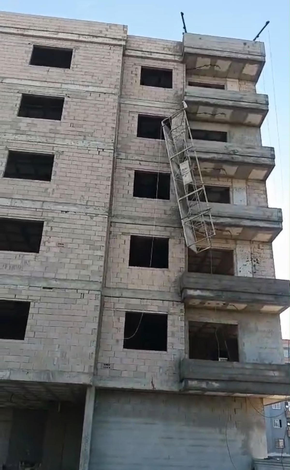 Mersin Tarsus\'ta iskeleden düşen iki kardeşten Serdar Hamad öldü, ağabeyi yaralandı