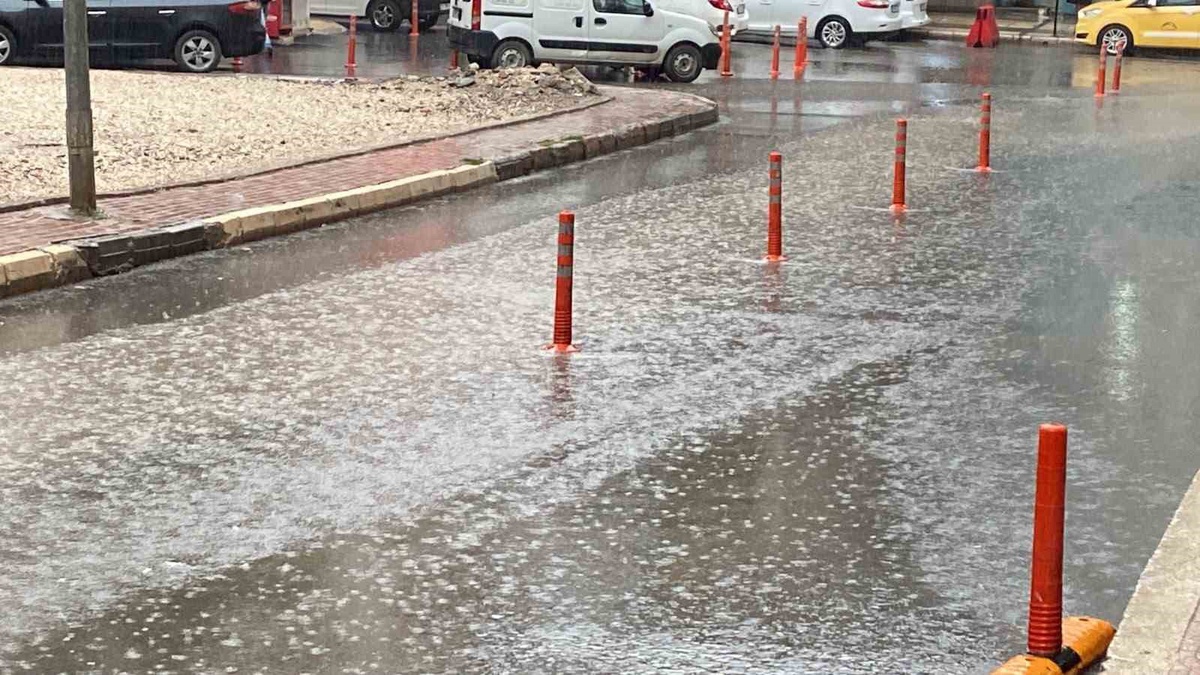Elazığ\'da sağanak yağış başladı, cadde ve sokaklarda su birikintileri oluştu
