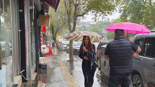Tunceli'de sağanak yağış etkili oldu, sürücüler yollarda zor anlar yaşadı