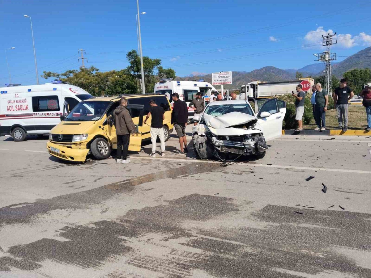 Fethiye\'de ışıksız kavşakta iki araç çarpıştı, 5 yaralı hastaneye kaldırıldı