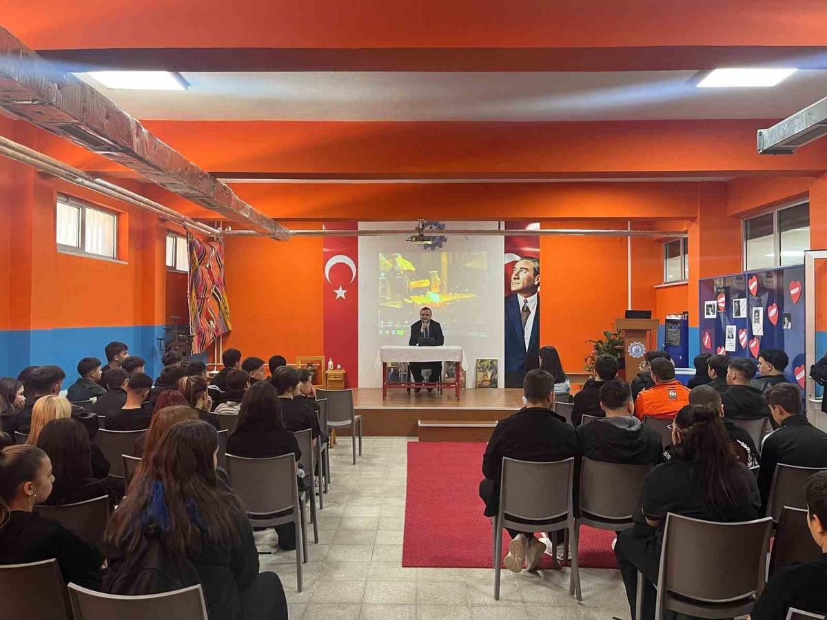 Muğla İl Vaizi Çakır, MESEM öğrencilerine camilerin toplumdaki işlevini anlattı