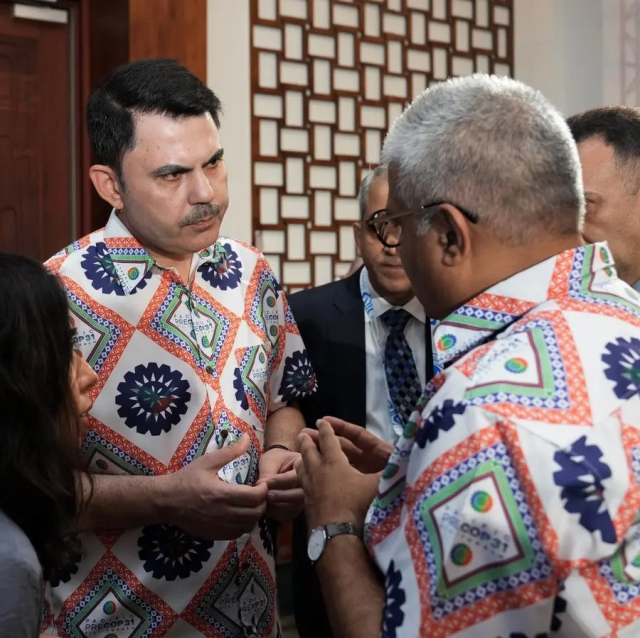 Bakan Murat Kurum Fiji'de geleneksel gömleğiyle dikkat çekti