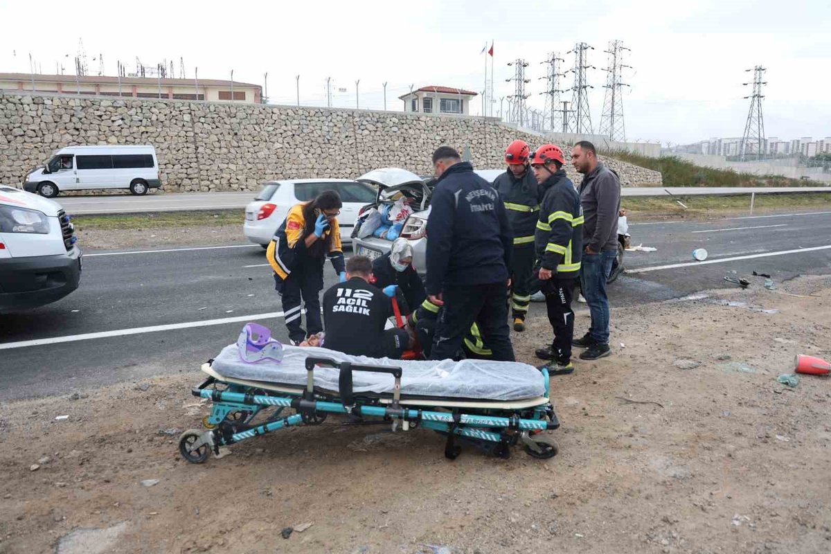Nevşehir\'de iki otomobilin çarpıştığı kazada araçlarda sıkışan 7 kişi yaralandı