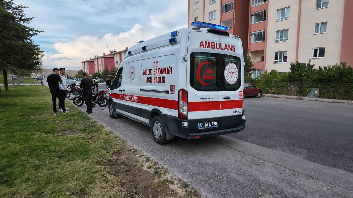 Niğde\'de ters yöne giren motosiklet kafa kafaya çarpıştı, 2 sürücü yaralandı