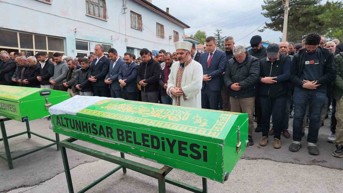 Niğde\'nin Bor ilçesindeki kazada hayatını kaybeden 2 kardeş Altunhisar\'da defnedildi