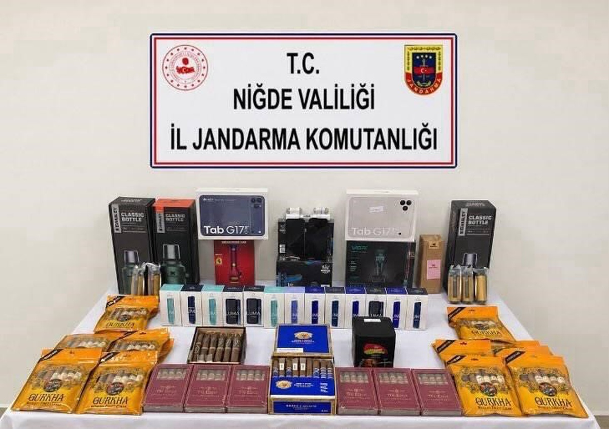 Niğde Ulukışla\'da yol kontrolünde 168 puro ve kaçak elektronik ürün ele geçirildi