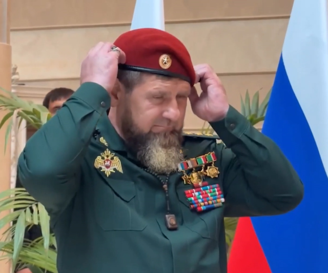 Önce bordo bere, şimdi nişan! Kadirov'a ödül üstüne ödül