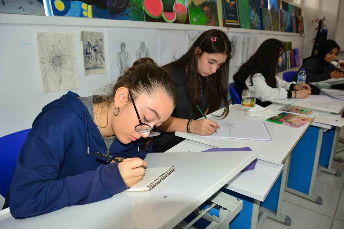 Ordu Ünye\'de Mustafa Rakım Anadolu Lisesi öğrencileri karakalemle sanat üretiyor