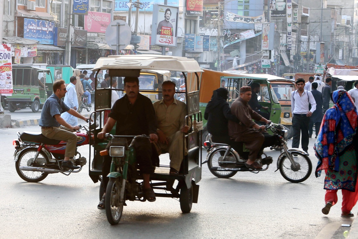 Pakistan benzin desteğini sürdürüyor, 9 milyondan fazla araç sahibi yararlanıyor