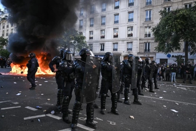 Paris savaş alanına döndü! Öğrenci protestolarında ortalık karıştı