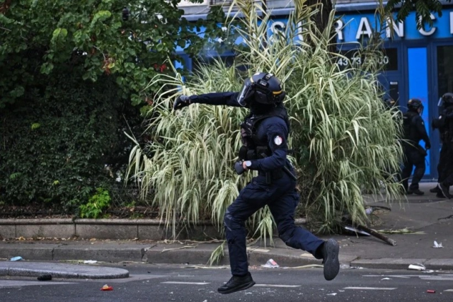Paris savaş alanına döndü! Öğrenci protestolarında ortalık karıştı