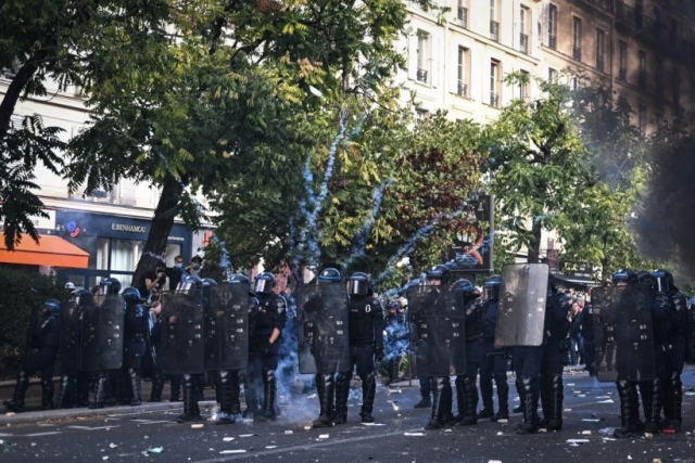 Paris savaş alanına döndü! Öğrenci protestolarında ortalık karıştı