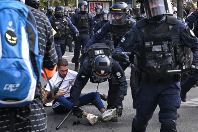 Paris savaş alanına döndü! Öğrenci protestolarında ortalık karıştı