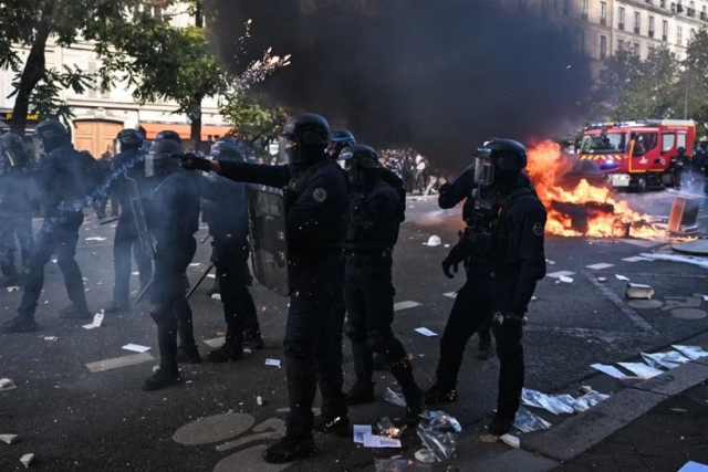 Paris savaş alanına döndü! Öğrenci protestolarında ortalık karıştı