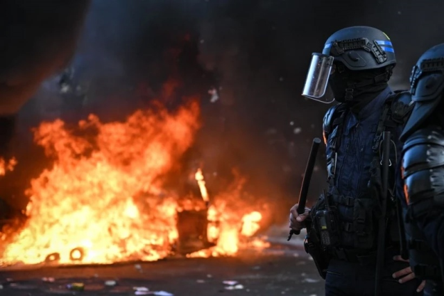 Paris savaş alanına döndü! Öğrenci protestolarında ortalık karıştı