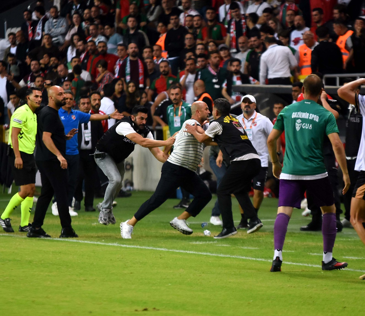 Karşıyaka'ya Gültekin destek verdi, PFDK Basatemür'e 6, Özcan'a 2 maç ceza kesti