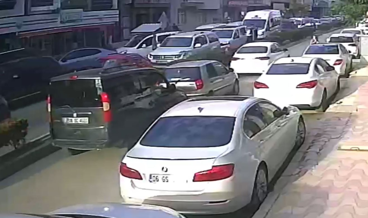 Polatlı\'da yola çıkan çocuk için duran araca arkadan gelen otomobil çarptı