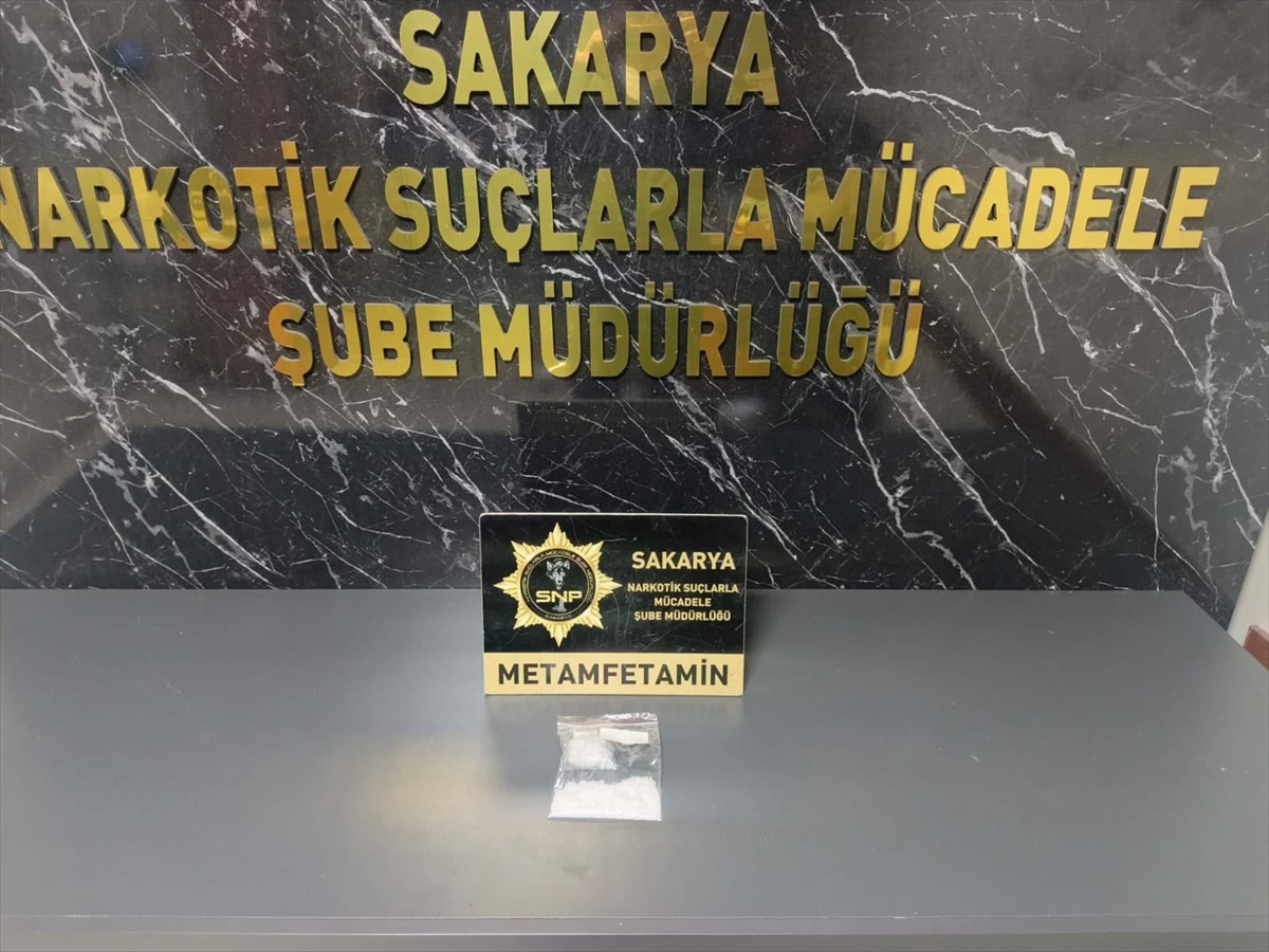 Sakarya\'da uyuşturucu operasyonunda 25,68 gram ele geçirildi, 2 şüpheli tutuklandı