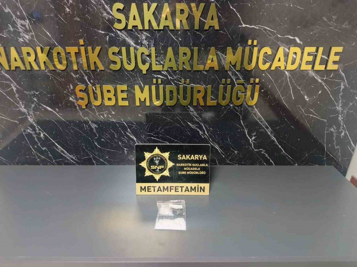 Sakarya\'da uyuşturucu getiren 2 şüpheli, 25,68 gram metamfetaminle tutuklandı