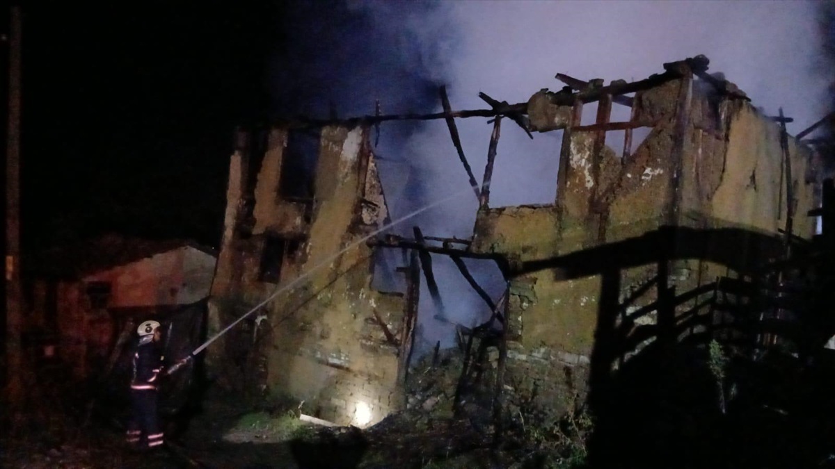 Sakarya Geyve Doğancıl\'da samanlık yangını söndürüldü, yapı kullanılmaz hale geldi