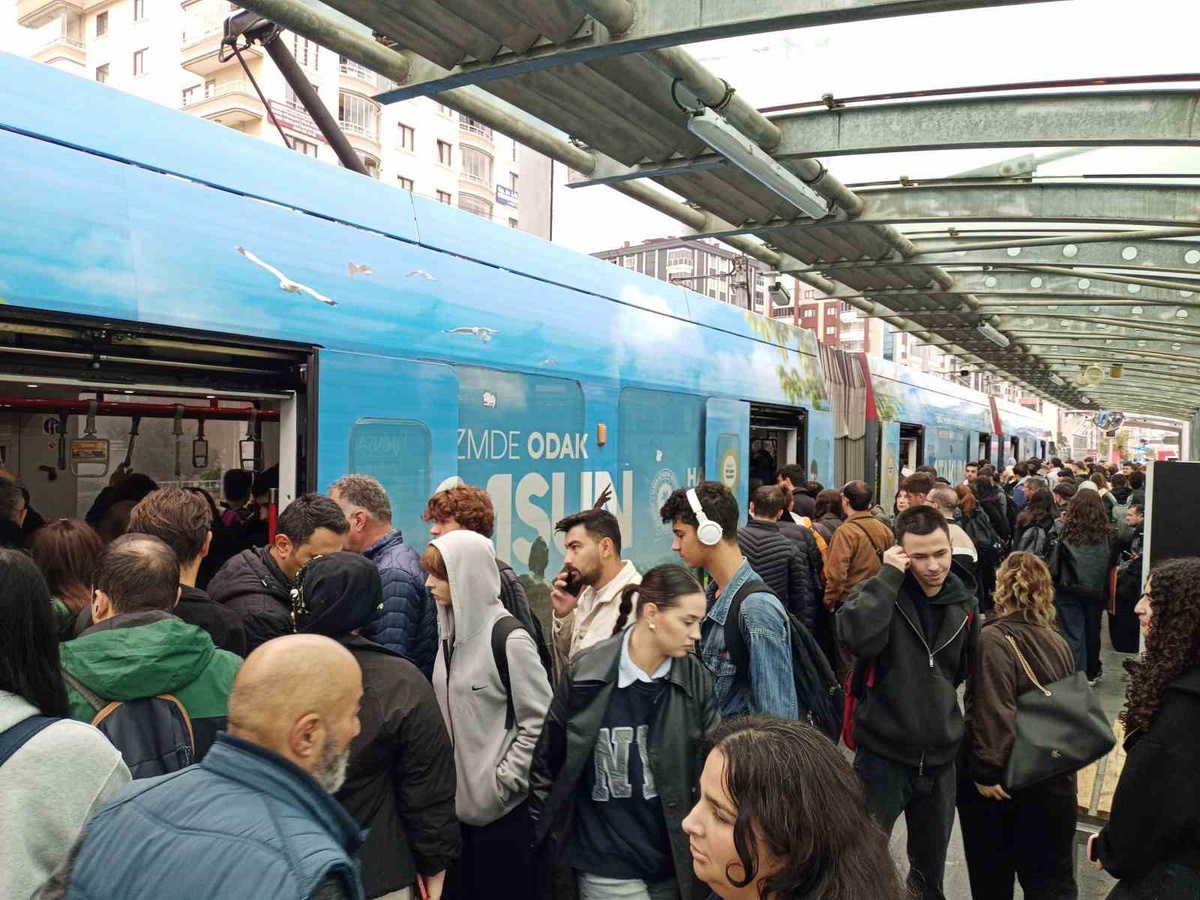 Samsun\'da sabah tramvay yoğunluğu yaşanıyor, 12 tramvaydan 2\'si hizmette