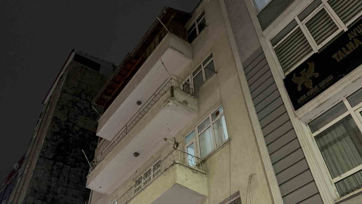 2 ay önce barıştığı eşini kıskançlık tartışmasında bıçakladı