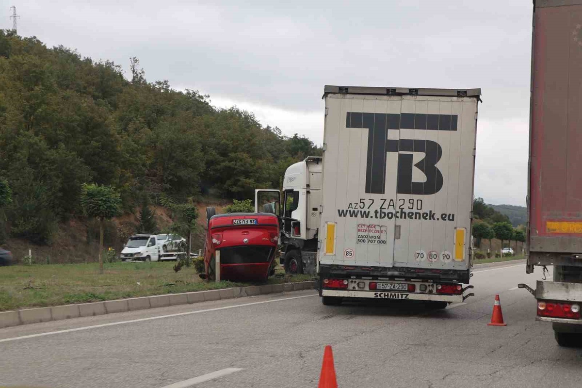 Samsun Kavak\'ta tır ile otomobil çarpıştı, takla atan araçta 1 kişi yaralandı