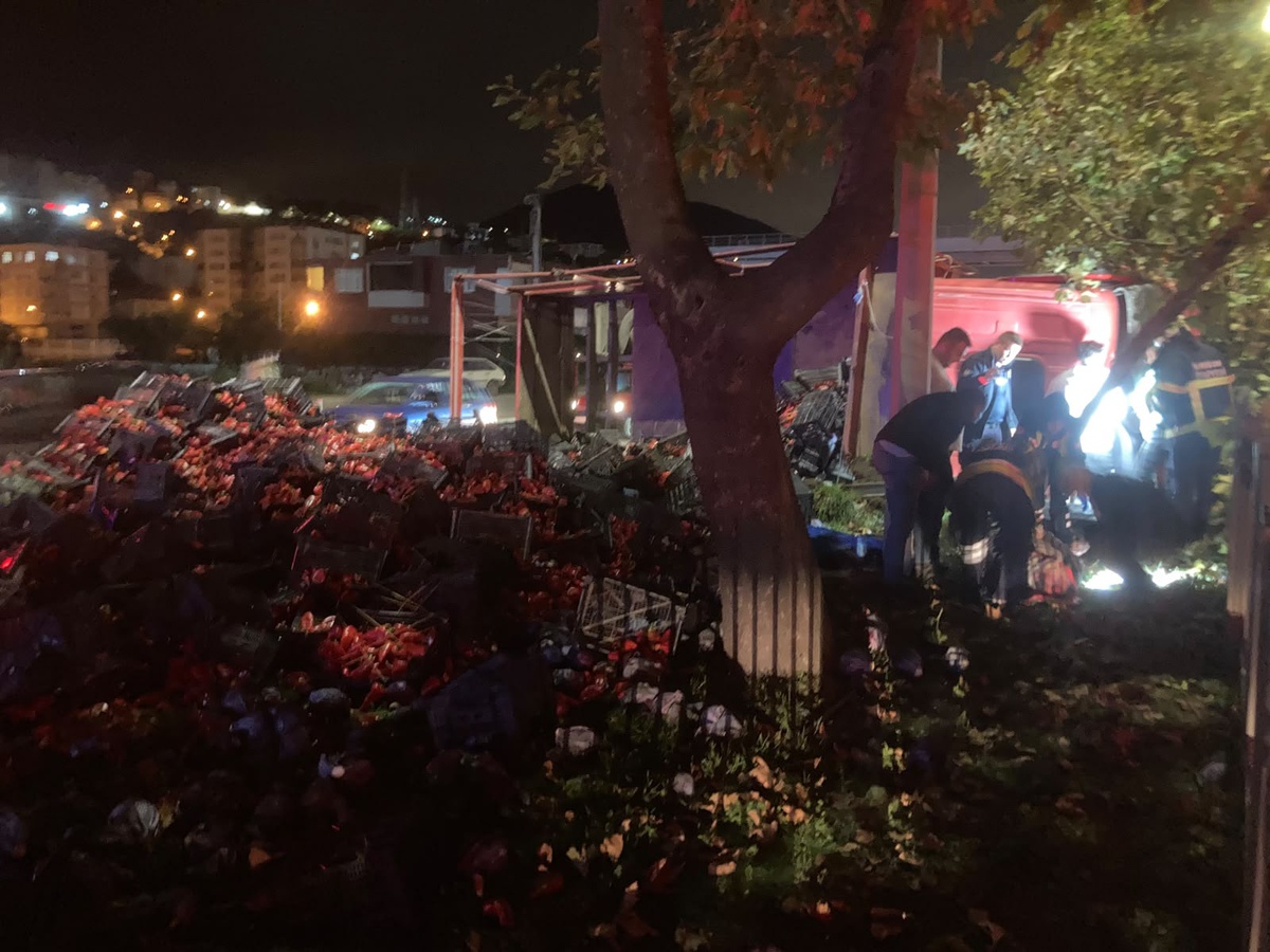 Samsun Tekkeköy\'de biber yüklü kamyon refüje çarpıp yan yattı, 2 kişi yaralandı