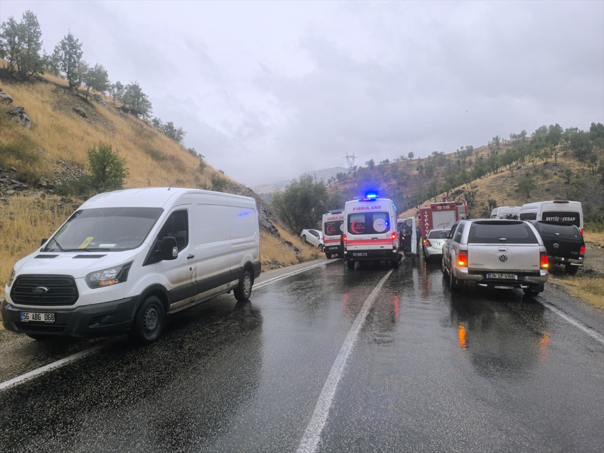 Şırnak Uludere\'de devrilen otomobilin sürücüsü yaralanıp hastaneye kaldırıldı