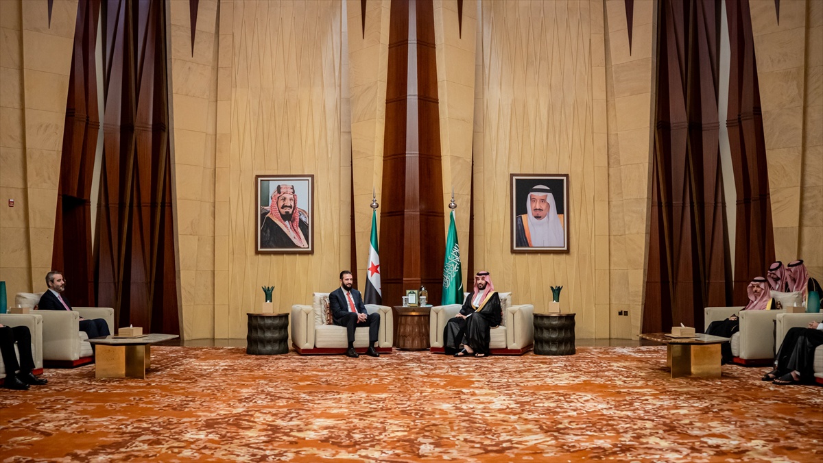 Suriye Cumhurbaşkanı Şara, Riyad\'da Veliaht Prens Muhammed bin Selman ile görüştü