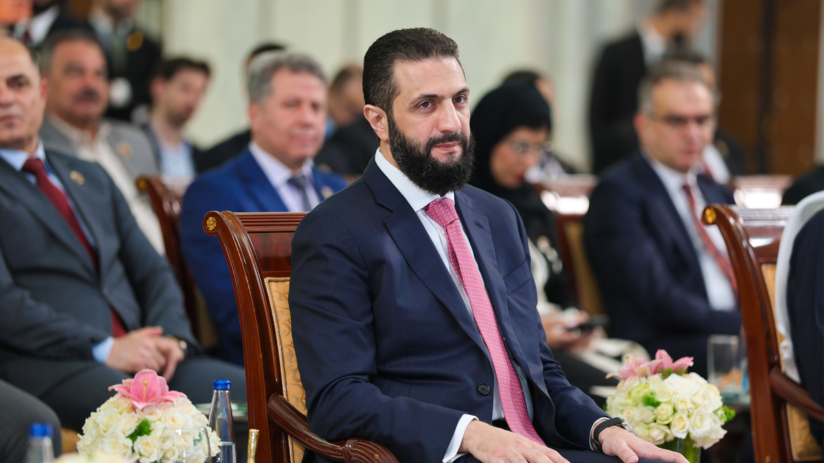 Suriye Cumhurbaşkanı Şara, Riyad\'a gitti; Bin Selman ile görüşmesi bekleniyor