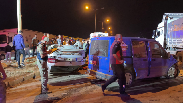Takla atan otomobil 2 tır sürücüsünün üzerine uçtu: 6 yaralı