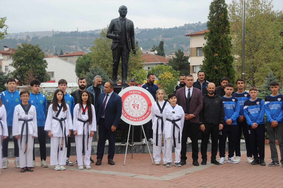 Taşova\'da Amatör Spor Haftası töreninde Gençlik ve Spor İlçe Müdürlüğü çelenk sundu