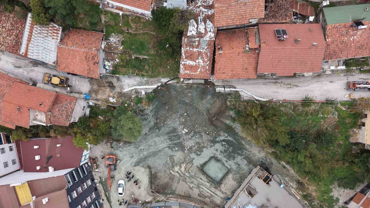 Tokat\'ta inşaat yanındaki yol çökünce iki katlı apartman tedbir için boşaltıldı