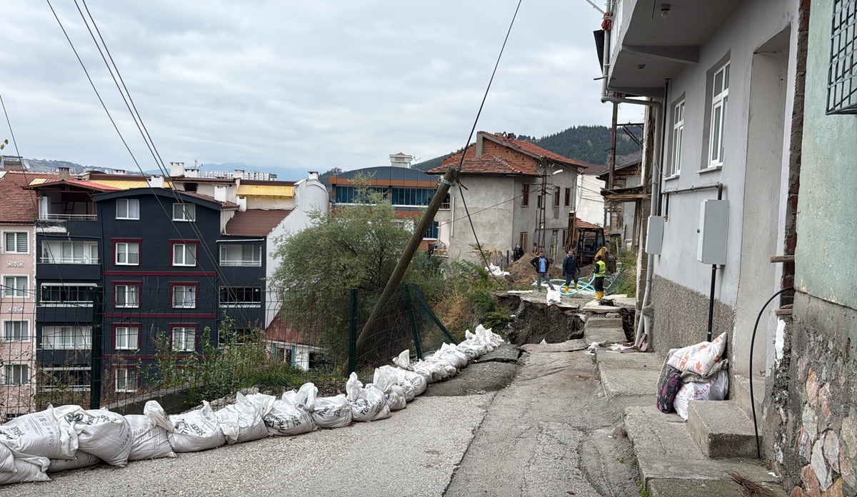 Tokat\'ta inşaat alanının yanındaki yolda çökme oldu, 2 katlı ev tahliye edildi