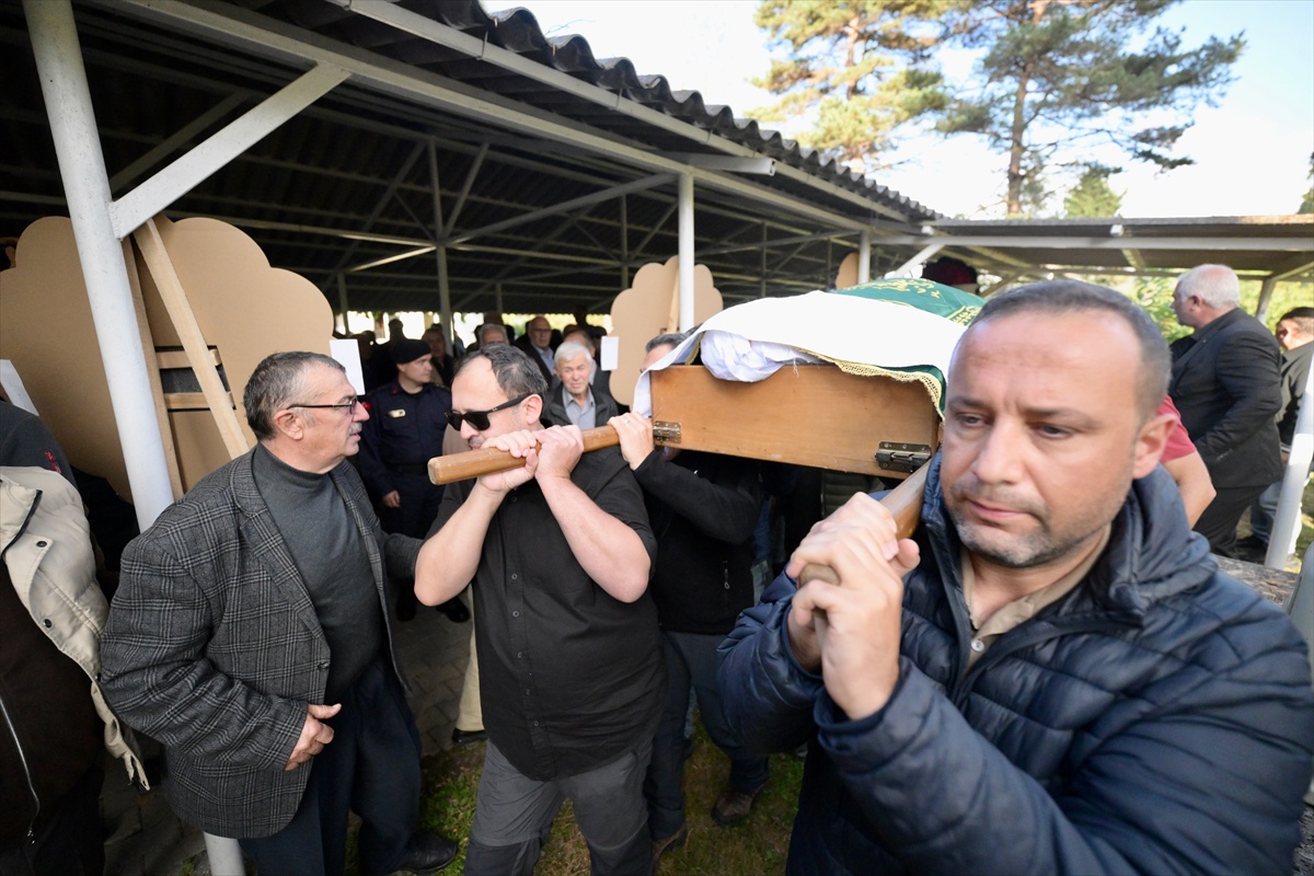 TRT Haber Düzce Temsilcisi Öztürk\'ün cenazesi Gümüşova Yeşilyayla\'da defnedildi