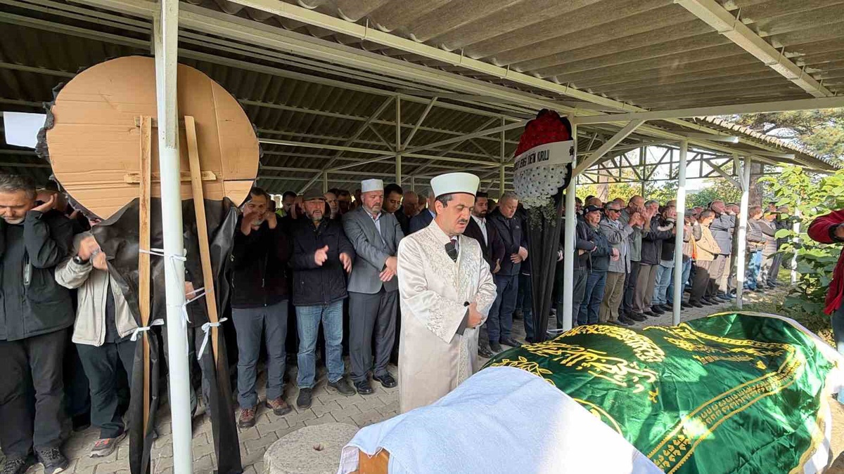 Kalp krizi geçiren TRT muhabiri Levent Öztürk, Düzce\'de son yolculuğuna uğurlandı
